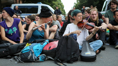 Mit Musik gegen martialische Polizeihundertschaften: Proteste ge...