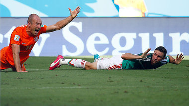 93. Minute, Robben sagt »Gracias« (rechts Miguel Lay... 93. Minute, Robben sagt »Gracias« (rechts Miguel Lay...