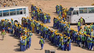 Angemietet und weitgehend rechtlos: Arbeiter warten auf Baustell...