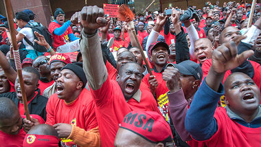 Tausende NUMSA-Mitglieder begannen ihren Streik am Dienstag mit ... Tausende NUMSA-Mitglieder begannen ihren Streik am Dienstag mit ...