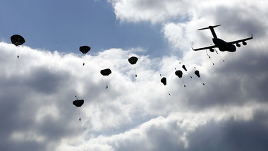 In Polens Himmel: Luftlandetruppen der US-Armee beim NATO-Manöve...