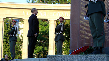 Historisches Band: Wladimir Putin ehrte bei seinem Besuch am 26....