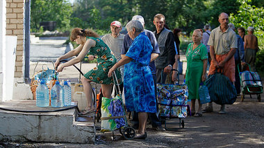Slowjansk, 1. Juli: Einwohner an einer Wasserstation