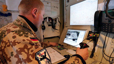 Ein Drohnenpilot der Bundeswehr steuert eine israelische »... Ein Drohnenpilot der Bundeswehr steuert eine israelische »...