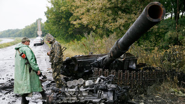 Ukrainische Posten am Montag vor einem zerst&ouml;rten Panzer na...