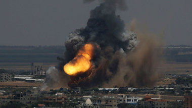 Rauchs&auml;ulen und Flammen steigen am Dienstag nach einem isra...