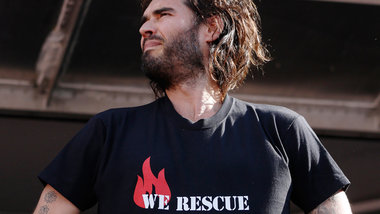 Schauspieler Russell Brand mit einem T-Shirt der streikenden Feu... Schauspieler Russell Brand mit einem T-Shirt der streikenden Feu...