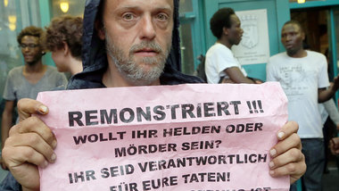 Ein Demonstrant tut w&auml;hrend der Bezirksverordnetenversammlu...