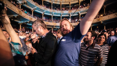 Tom hilft seinem Bruder Matt Berninger beim Song &raquo;Terrible...