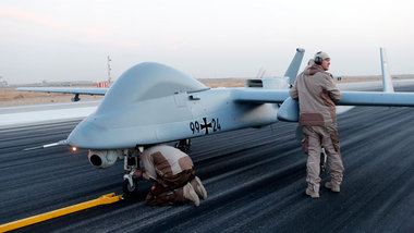 Eine Aufklärungsdrohne der Bundeswehr vom Typ Heron 1 wird im af... Eine Aufklärungsdrohne der Bundeswehr vom Typ Heron 1 wird im af...