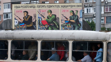 Auf einem Plakat in Donezk wird eine Linie vom Ersten Weltkrieg ...
