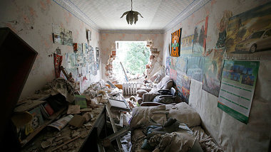 Eine von Bomben der ukrainischen Armee zerst&ouml;rte Wohnung in...