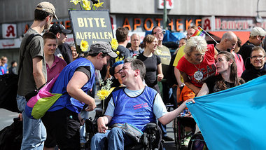 Unauff&auml;llig war gestern: Die &raquo;Pride Parade&laquo; f&u...