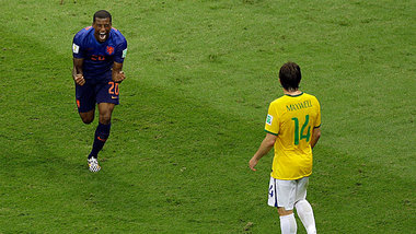 An den Slalomstangen vorbeijubeln: Wijnaldum nach seinem 3:0 in ...