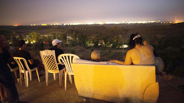 Israelis, die meisten von ihnen aus dem Grenzort Sderot, beobach...