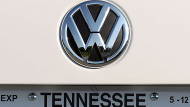 Feine Gegend f&uuml;r Unternehmer: Kennzeichen eines VW vor dem ...