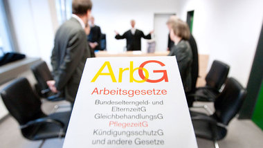 Uminterpretation des Arbeitsgesetzes: In der BRD vollzieht sich ...