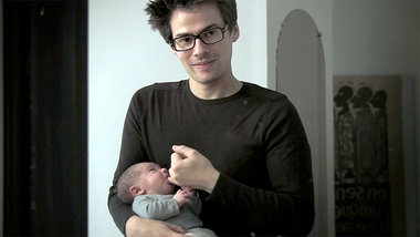 Am h&auml;rtesten ist der Schlafentzug: Baby Oscar mit seinem Va...