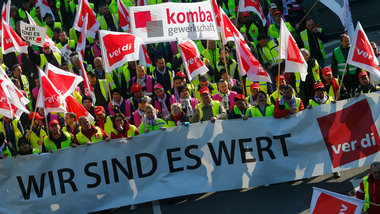 Druck von links aufbauen. Ver.di-Demonstration für Lohnerhöhunge...
