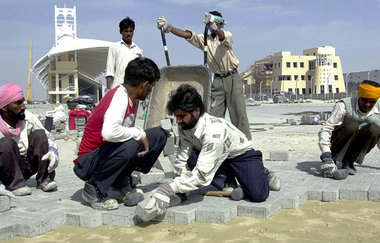 Indische »Gastarbeiter« beim Bau einer Formel-1-Rennstrecke im G...