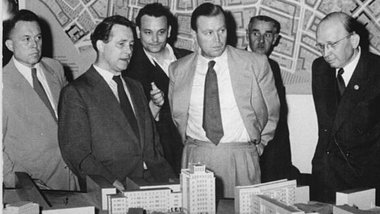 Otto John (Mitte) mit Nationalratspr&auml;sident Erich Correns (...