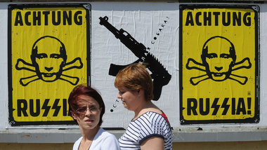 Passanten vor antirussischen Plakaten am Montag in Warschau