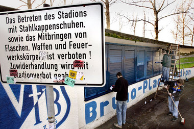 Vor dem Bruno-Plache-Stadion (Foto) in Leipzig kam es am 10. Feb...
