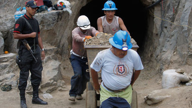 Bergbau in Peru: Kumpel bei einer Rettungsaktion in der Kupfermi...