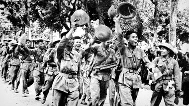 Vorerst siegreich: Truppen der Viet Minh (Liga f&amp;uuml;r die ...