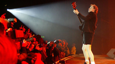 Angus Young (hier bei einem Konzert in London 2003) zog nicht nu... Angus Young (hier bei einem Konzert in London 2003) zog nicht nu...