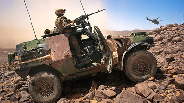 Ein französischer Soldat überwacht nahe Tessalit in No... Ein französischer Soldat überwacht nahe Tessalit in No...