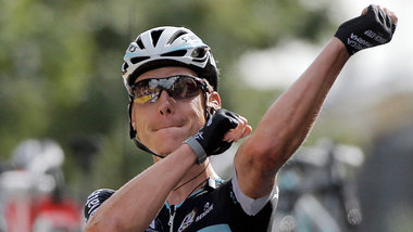 Wird in der internationalen Sportpresse »Panzerwagen«... Wird in der internationalen Sportpresse »Panzerwagen«...
