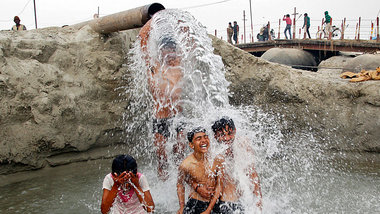 Keine gute Idee: Kinder baden an einer Zuleitung im Ganges in Al... Keine gute Idee: Kinder baden an einer Zuleitung im Ganges in Al...