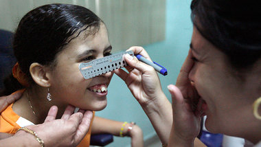 Eine junge Patientin bei ihrer Augena&#776;rztin in Havanna. Ang...