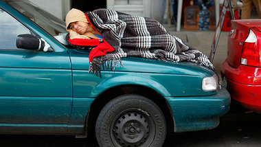 In Mexiko-Stadt u&#776;bernachtet eine Obdachlose auf einer Auto...