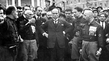 Ziel erreicht: Mussolini (Mitte, mit Krawatte) präsentiert ... Ziel erreicht: Mussolini (Mitte, mit Krawatte) präsentiert ...