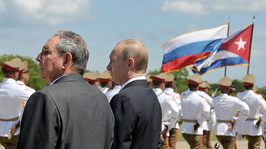 Wieder verb&uuml;ndet: die Pr&auml;sidenten Ra&uacute;l Castro (...