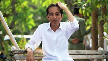 Noch nicht die Regierungsbank: Joko Widodo wartet am Dienstag in...