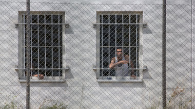 Auf der Suche nach Schutz hinter Gittern gelandet: Ein Asylsuche...
