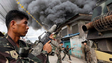 Regierungssoldaten gehen am 12. September 2013 in Zamboanga gege...