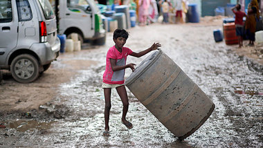 Junge in Neu-Delhi auf dem Weg zu einer Wasserstelle