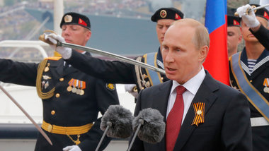 Putin bei seiner Rede am 9. Mai in Sewastopol. Die Krim-&Uuml;be...