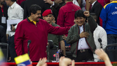 Venezuelas Pr&auml;sident Nicol&aacute;s Maduro (links) und sein...
