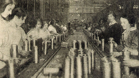 Arbeiterinnen in englischen Munitionsfabriken. Seite aus dem bri...