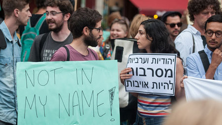 Demonstranten mit Schildern: »Nicht in meinem Namen«... Demonstranten mit Schildern: »Nicht in meinem Namen«...