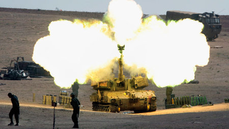 Ein Panzer der israelischen Armee schießt am Donnerstag au... Ein Panzer der israelischen Armee schießt am Donnerstag au...