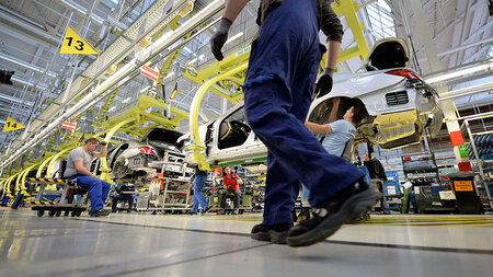 Arbeiter im Daimler-Werk Sindelfingen (Januar 2014). Der Konzern...