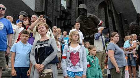 Schweigeminute vor dem Denkmal des Warschauer Aufstandes