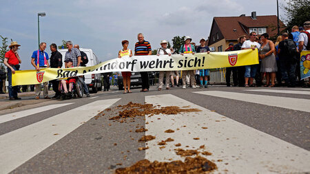 190 Faschisten machen jede Menge Dreck: Rund 1300 Menschen prote...