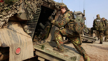 Bundeswehrsoldaten nach einem Training in Letzlingen im M&auml;r...